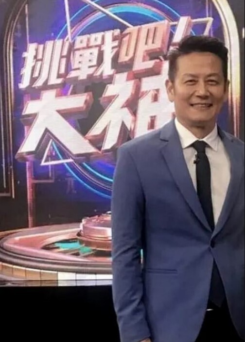 【探访按摩店】城中村小巷搞黑丝少妇，人美脾气也大，不戴套不让搞、大哥二话不说骑上了就搞！ - 爱情AV